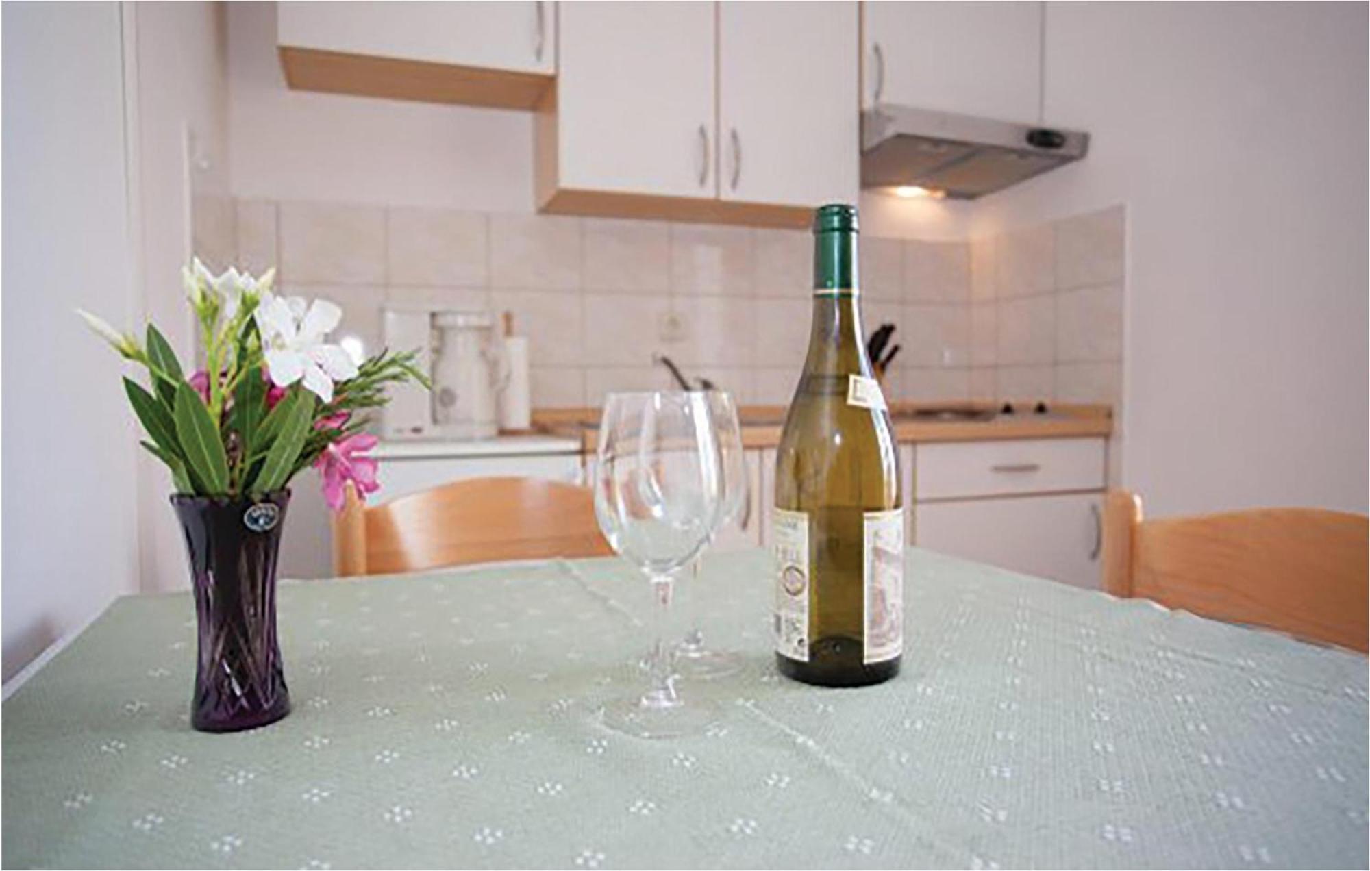 Amazing Apartment In Malinska With Kitchen Ngoại thất bức ảnh