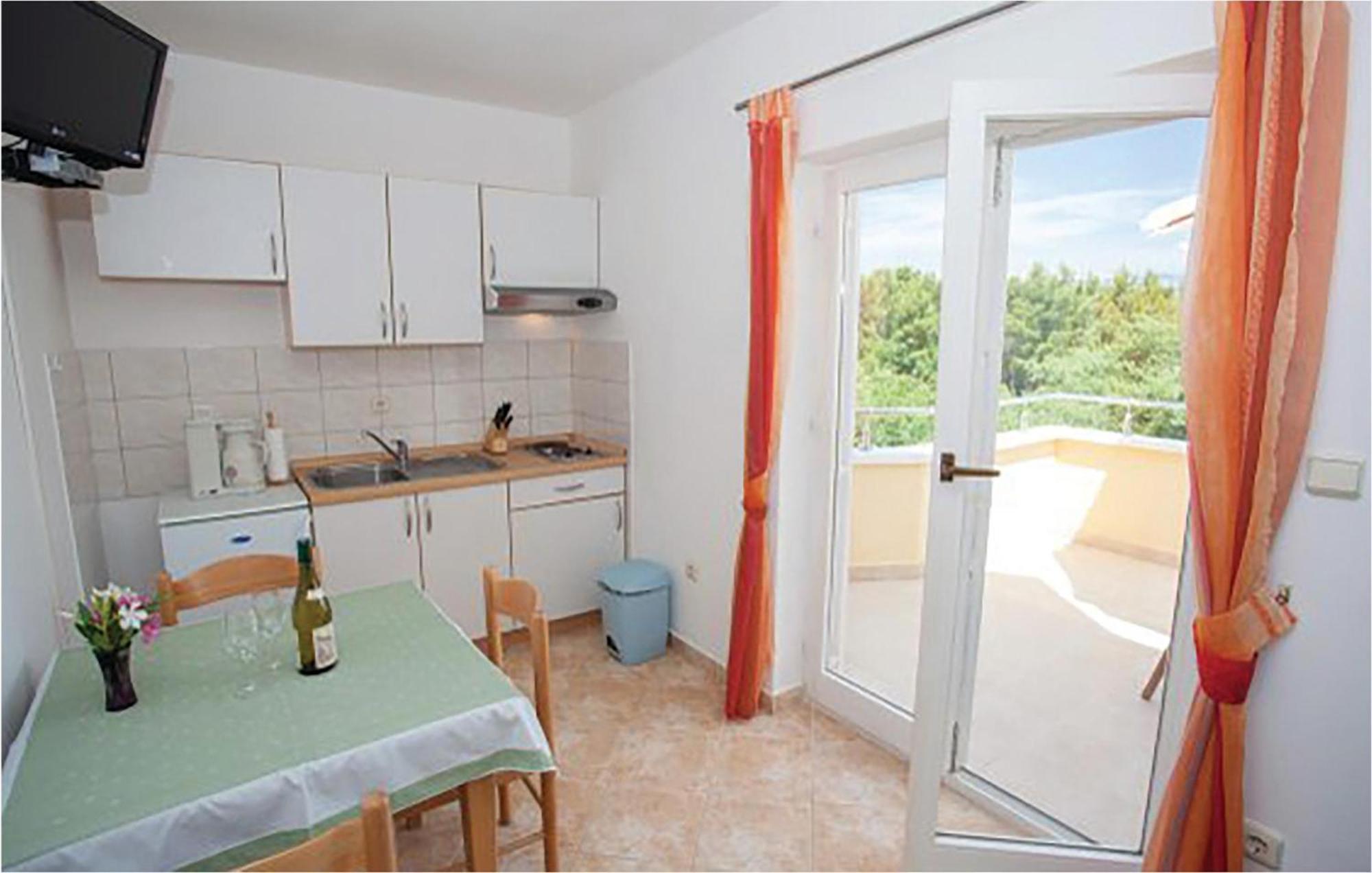 Amazing Apartment In Malinska With Kitchen Ngoại thất bức ảnh