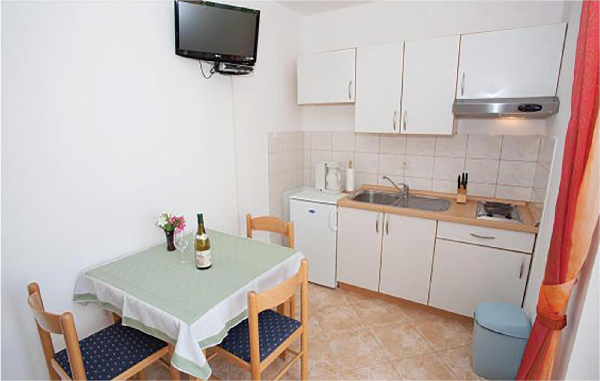Amazing Apartment In Malinska With Kitchen Ngoại thất bức ảnh
